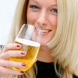 Die neue "Light"-igkeit  Eine Blondine nippt am kühlen Blonden. Von Limo über Joghurt bis zu Zigaretten: Immer mehr Produkte geben sich das Prädikat "light". Leicht und kalorienarm liegt voll im Trend. Nun wird auch das Lieblingsgetränk der Deutschen von der Trendwelle überrollt: Bier gibt es jetzt als "light" und als "alkoholfrei". Und das schmeckt vor allem Frauen - während sie sich beim normalen Bier eher zurückhalten, langen sie beim "light"- Bier kräftig zu