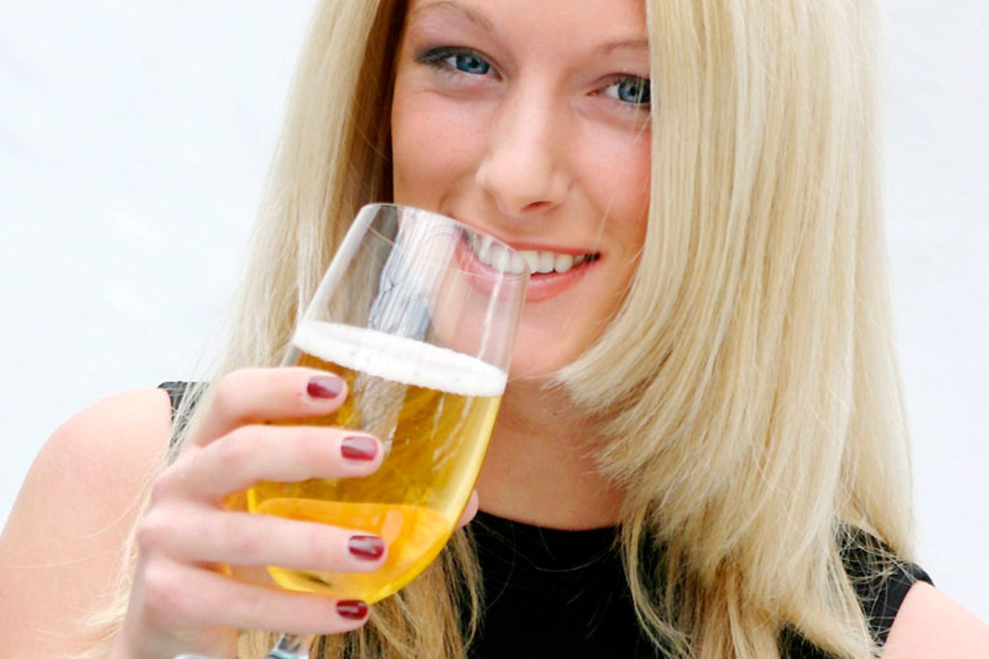 Die neue "Light"-igkeit  Eine Blondine nippt am kühlen Blonden. Von Limo über Joghurt bis zu Zigaretten: Immer mehr Produkte geben sich das Prädikat "light". Leicht und kalorienarm liegt voll im Trend. Nun wird auch das Lieblingsgetränk der Deutschen von der Trendwelle überrollt: Bier gibt es jetzt als "light" und als "alkoholfrei". Und das schmeckt vor allem Frauen - während sie sich beim normalen Bier eher zurückhalten, langen sie beim "light"- Bier kräftig zu