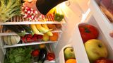 Horst B. aus Schwerte kann mit solchen Verallgemeinerungen wenig anfangen: "Manche Leute essen gerne Chips und können dann nicht aufhören, weil Chips bewusst so hergestellt wurden. Andere essen keine Chips, weil sie wissen, dass sie ungesund sind. Genauso verhält es sich mit allen anderen Speisen, etwa Schokolade, Currywurst oder Pommes. Manche Menschen ekeln sich förmlich vor fetten Speisen und mögen nichts Süßes, essen aber mit Genuss gesunde Lebensmittel wie Obst und Gemüse." Ihm schmeckt auch gesunde Nahrung