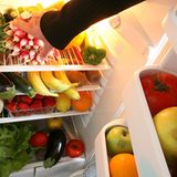 Horst B. aus Schwerte kann mit solchen Verallgemeinerungen wenig anfangen: "Manche Leute essen gerne Chips und können dann nicht aufhören, weil Chips bewusst so hergestellt wurden. Andere essen keine Chips, weil sie wissen, dass sie ungesund sind. Genauso verhält es sich mit allen anderen Speisen, etwa Schokolade, Currywurst oder Pommes. Manche Menschen ekeln sich förmlich vor fetten Speisen und mögen nichts Süßes, essen aber mit Genuss gesunde Lebensmittel wie Obst und Gemüse." Ihm schmeckt auch gesunde Nahrung