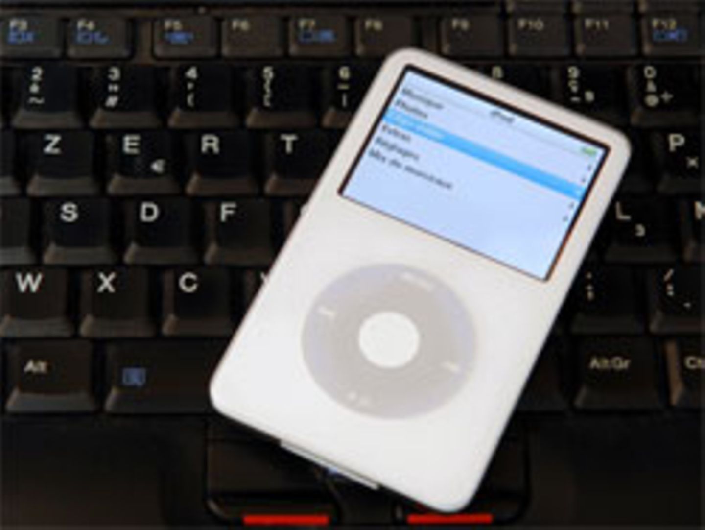 Alles was man braucht, um sich Musik aus dem Internet zu laden: Einen iPod und einen Computer
