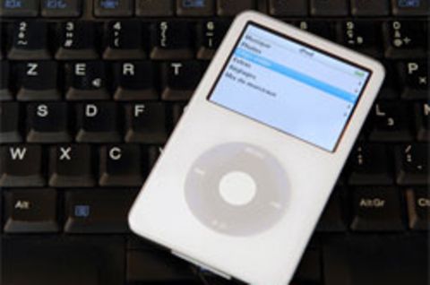 Alles was man braucht, um sich Musik aus dem Internet zu laden: Einen iPod und einen Computer