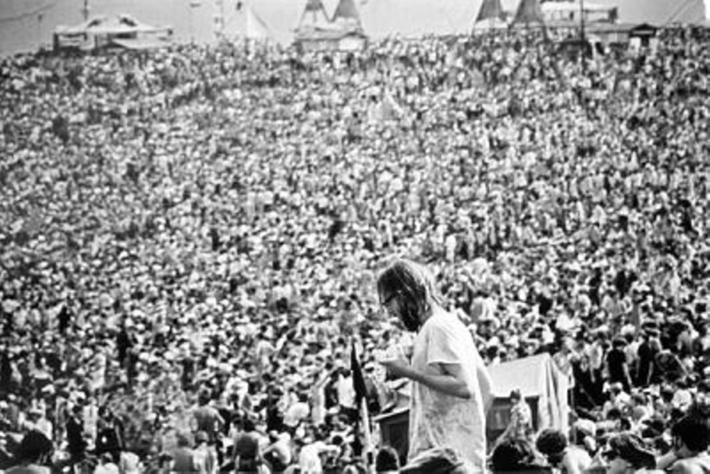 Hippies, so weit das Auge reicht: Für einen kurzen Moment glaubte die "Woodstock-Nation", die sich 1969 auf dem damals größten Musikfestival konstituierte, dass eine andere, friedlichere Gesellschaft möglich sei