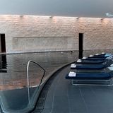 Die Aqua-Zone auf derselben Ebene: der mit Biazza-Mosaiken ausgekleidete 25 Meter Pool in Trapezform