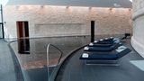 Die Aqua-Zone auf derselben Ebene: der mit Biazza-Mosaiken ausgekleidete 25 Meter Pool in Trapezform