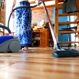 Peter aus Duisburg witzelt: "Jetzt haben die drei endlich eingesehen, dass zum gründlichen Aufräumen immer eine Frau notwendig ist"