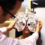 Diabetes kann Ihren Augen schaden. Solche Störungen können im Anfangsstadium noch behandelt werden. Lassen sie sich daher einmal im Jahr vom Augenarzt untersuchen