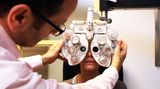 Diabetes kann Ihren Augen schaden. Solche Störungen können im Anfangsstadium noch behandelt werden. Lassen sie sich daher einmal im Jahr vom Augenarzt untersuchen