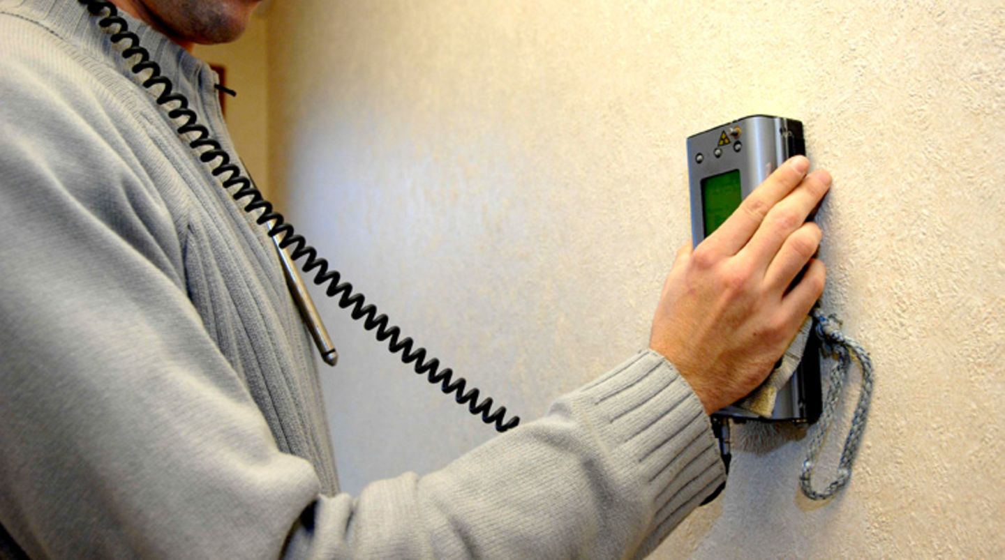 Gutachter können einem Verdacht auf versteckten Schimmel und Umweltgifte in der Wohnung nachgehen. Gute Prüfer sind unabhängig und messen nur - ohne das Ergebnis für Verkaufsangebote zu nutzen