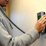 Gutachter können einem Verdacht auf versteckten Schimmel und Umweltgifte in der Wohnung nachgehen. Gute Prüfer sind unabhängig und messen nur - ohne das Ergebnis für Verkaufsangebote zu nutzen