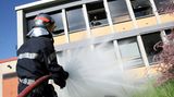 Ewiger Spitzenreiter: Laut "European Trusted Brands 2009" stehen in allen untersuchten 16 Ländern Feuerwehrleute an der Spitze oder haben es unter die ersten Drei geschafft. In Deutschland sind sie zum siebten Mal in Folge auf Platz eins