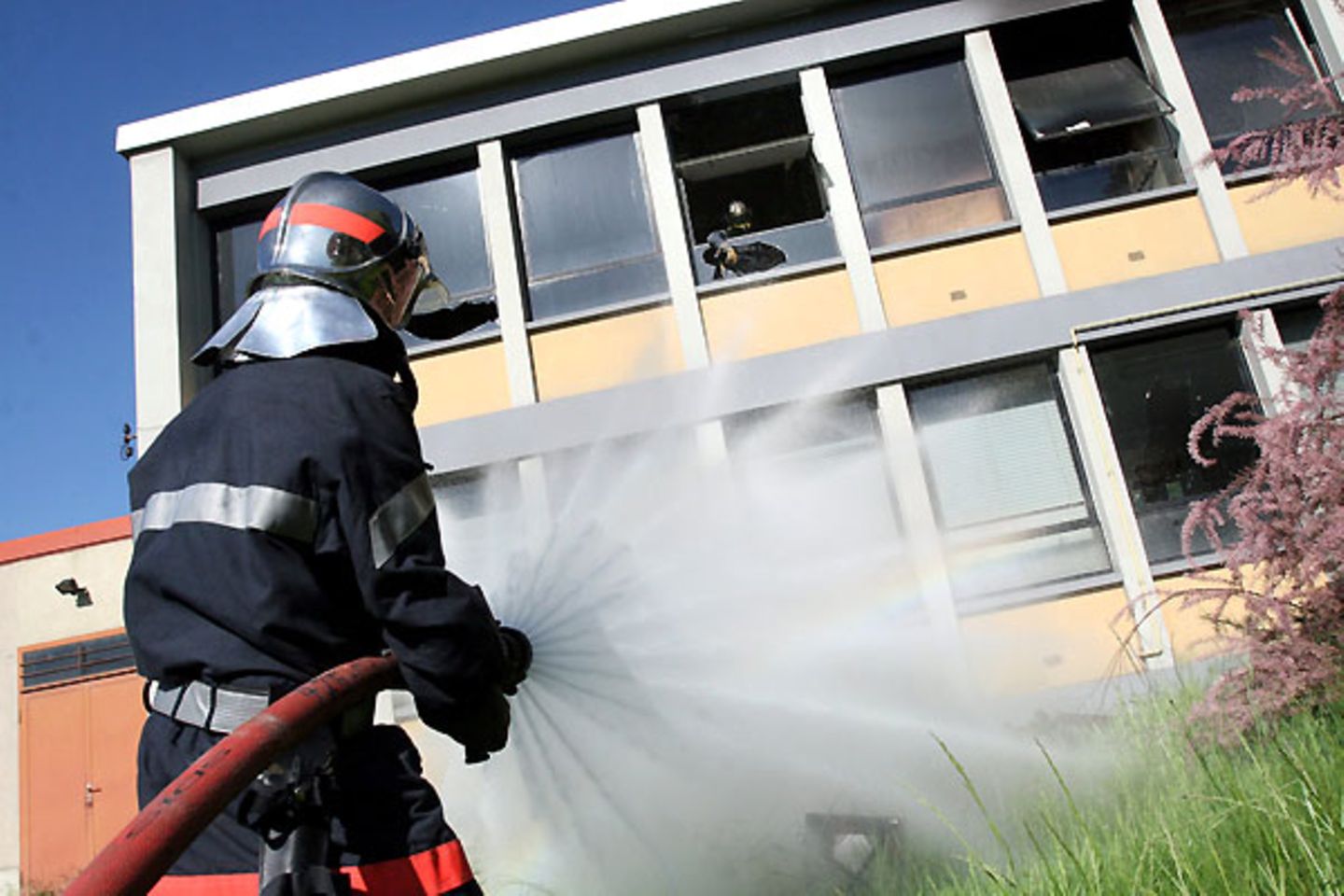 Ewiger Spitzenreiter: Laut "European Trusted Brands 2009" stehen in allen untersuchten 16 Ländern Feuerwehrleute an der Spitze oder haben es unter die ersten Drei geschafft. In Deutschland sind sie zum siebten Mal in Folge auf Platz eins