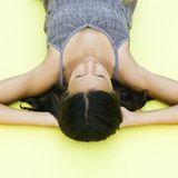 Lange Bettruhe hilft nicht. Aber eine Stufenlagerung kann Schmerzen lindern. Ihre Partnerin legt sich dafür mit dem Rücken auf den Boden. Und Sie schieben Ihr einen Hocker unter die Unterschenkel. Zugegeben, das kann sie auch alleine. Aber umsorgt zu werden, tut ihr gut.