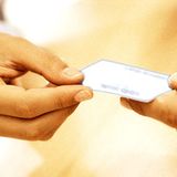 Nehmen Sie Visitenkarten nur mit beiden Händen an und lesen Sie kurz, was darauf steht. Sie mit einer Hand zu nehmen oder gleich einzustecken, gilt als respektlos