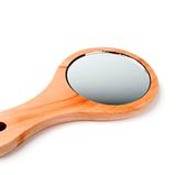 Untersuchen Sie Ihre Füße täglich. Nehmen Sie einen Handspiegel zu Hilfe, um die Sohlen und die Zehenzwischenräume zu kontrollieren. Denn Kleinigkeiten wie ein Ausrutscher beim Nägelschneiden oder eine aufgescheuerte Blase können für Zuckerkranke schlimme Folgen haben. Ihre Wunden heilen schlecht