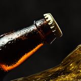 Meiden Sie Alkohol, zumindest während einer Clusterphase. Er kann Attacken auslösen, da er die Adern weitet