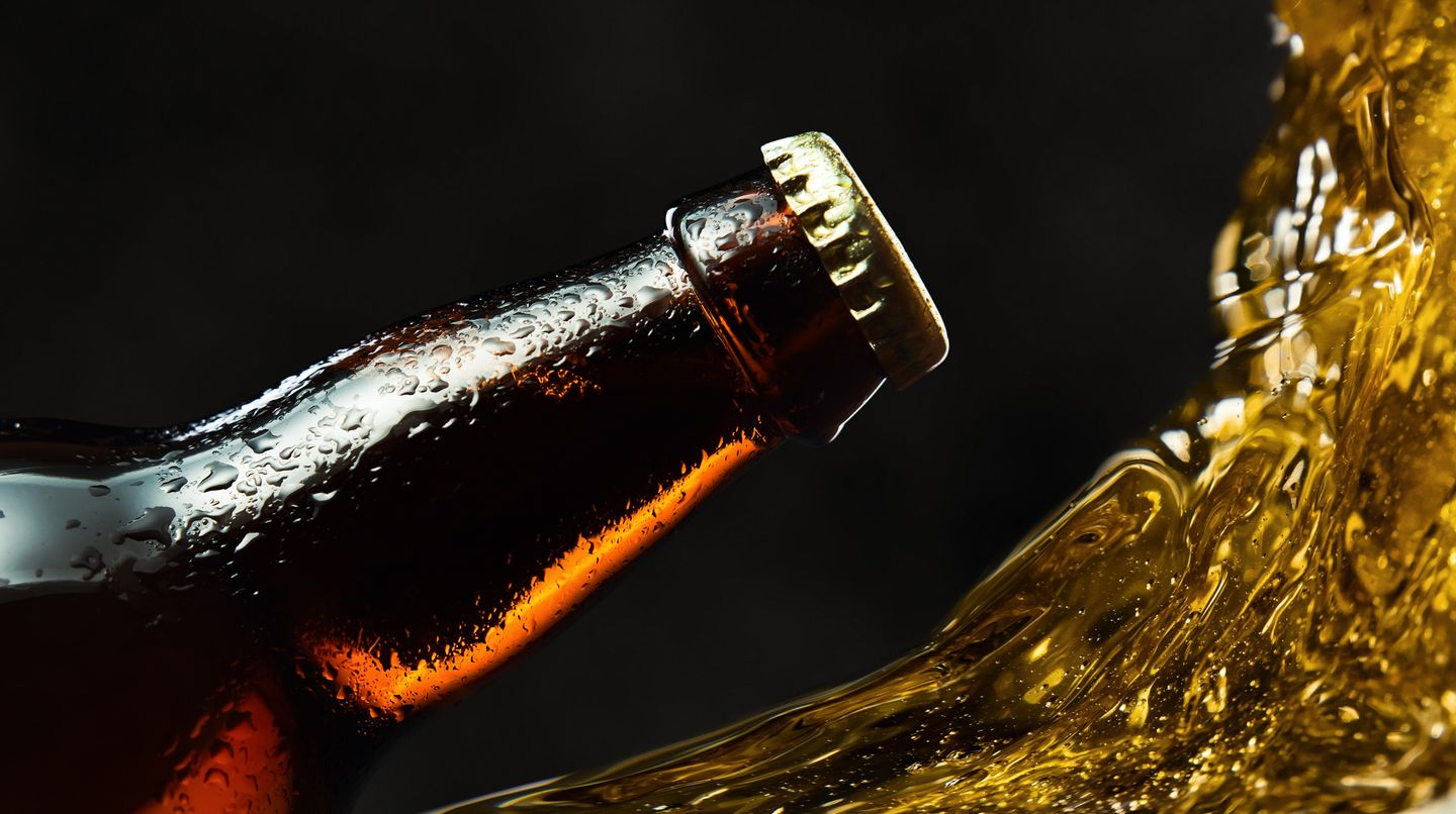 Meiden Sie Alkohol, zumindest während einer Clusterphase. Er kann Attacken auslösen, da er die Adern weitet