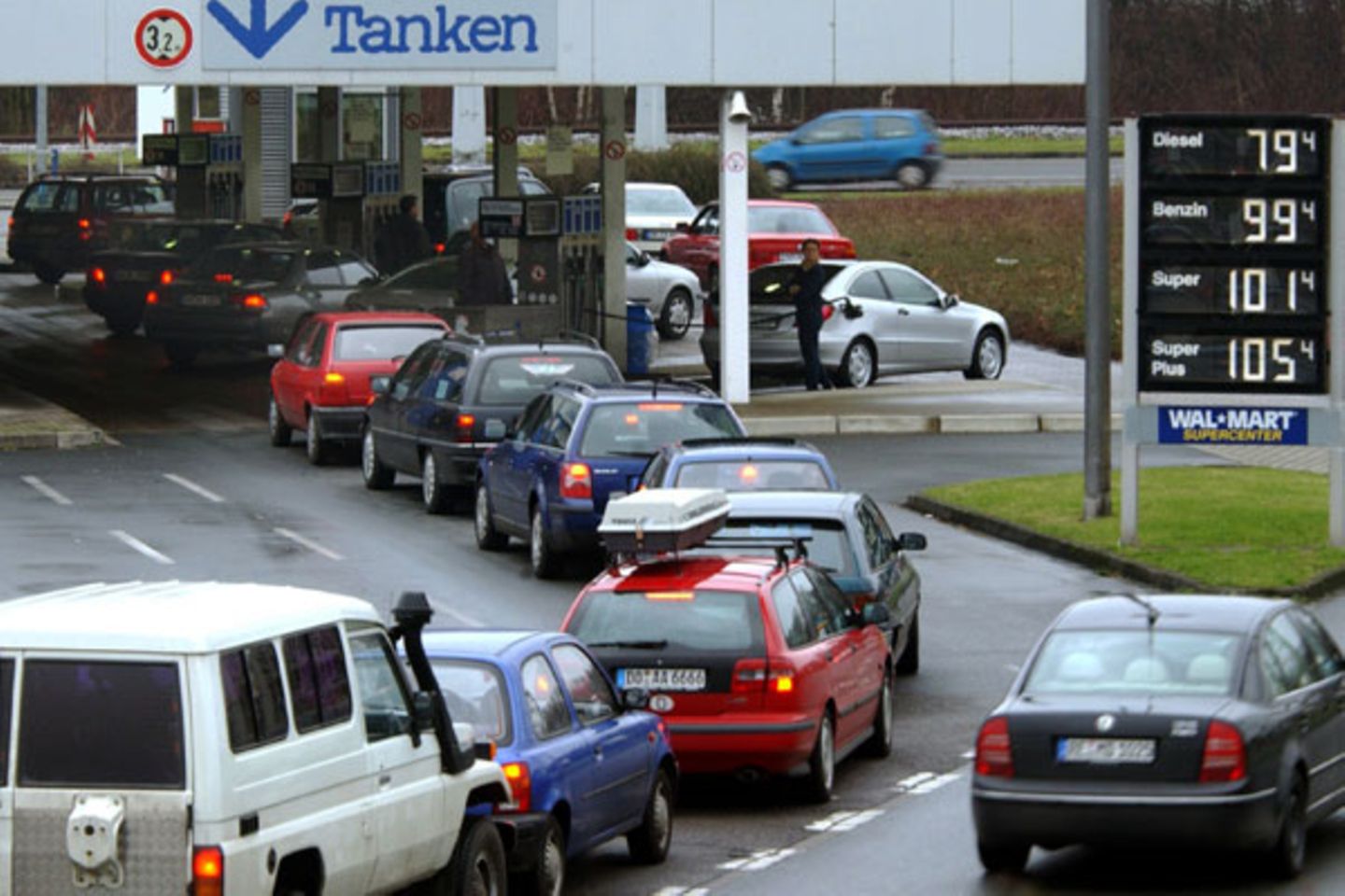 Billig tanken!    Natürlich freut man sich, wenn man den Preistreibern ein Schnäppchen schlägt und günstig tanken kann. Gesamtwirtschaftlich mag dieses Verhalten auch eine Lenkungswirkung haben, für die eigene Kasse bringt es nichts. Hier gilt eher: Keine Umwege fahren.   Also auf keinen Fall "extra" zum Tanken starten, sondern an einer Strecke halten, die man ohnehin befährt. Das Rechenbeispiel: Stolze 2 Cent Preisdifferenz machen bei 50 Litern einen ganzen Euro. Bei korrekter Berechnung der Vollkosten kann man 2 Kilometer damit fahren, sieht man die Sache mit den Kfz-Kosten unökonomisch großzügig wäre spätestens nach vier Kilometern jede Ersparnis dahin.   Fazit: Lohnt sich nur, wenn man zufällig an der Billigtankstelle vorbeifährt