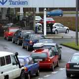 Billig tanken!    Natürlich freut man sich, wenn man den Preistreibern ein Schnäppchen schlägt und günstig tanken kann. Gesamtwirtschaftlich mag dieses Verhalten auch eine Lenkungswirkung haben, für die eigene Kasse bringt es nichts. Hier gilt eher: Keine Umwege fahren.   Also auf keinen Fall "extra" zum Tanken starten, sondern an einer Strecke halten, die man ohnehin befährt. Das Rechenbeispiel: Stolze 2 Cent Preisdifferenz machen bei 50 Litern einen ganzen Euro. Bei korrekter Berechnung der Vollkosten kann man 2 Kilometer damit fahren, sieht man die Sache mit den Kfz-Kosten unökonomisch großzügig wäre spätestens nach vier Kilometern jede Ersparnis dahin.   Fazit: Lohnt sich nur, wenn man zufällig an der Billigtankstelle vorbeifährt