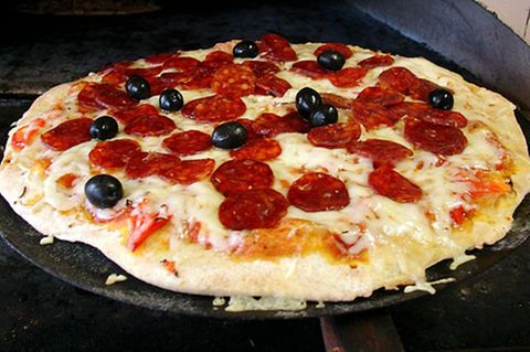 Kalorienbombe Pizza: Je mehr Kalorien ein Lebensmittel pro Gramm liefert, desto mehr Kalorien nehmen wir zu uns, bis der Magen voll ist