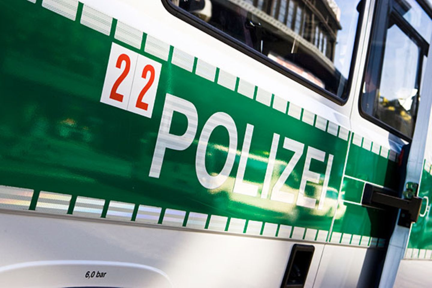 Platz acht für die Gesetzeshüter: 60 Prozent der Europäer zählen auf die Polizei. Die Ergebnisse der Studie wurden repräsentativ zur jeweiligen Altersstruktur der Bevölkerung ermittelt.