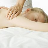 Heilmittel-Zusatzversicherung    Krankengymnastik, Massage, Ergotherapie: All diese Leistungen, die zur Heilung beitragen, aber quasi nicht zum Kernbereich der klassischen Medizin gehören, laufen als Heilmittel. Die gesetzliche Versicherung übernimmt hier in der Regel nur einen geringen Anteil der Kosten. Mit der Zusatzversicherung kann man sich solche Behandlungen öfter leisten. Auch dieses Extra gibt es meist nur im Paket mit anderen Zusatzleistungen