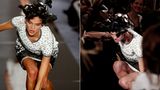 Bei einer Haute-Couture-Schau für Chanel zu laufen, gilt in der Modebranche als Ritterschlag. Dort zu stürzen, ist besonders ärgerlich, wie der Gesichtsausdruck dieses Models zeigt.