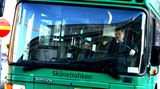 Reise- und Linienbusfahrer: 1797 Euro    Reaktionstests, Sehfähigkeit, Fitness: Auch Busfahrer müssen sich prüfen lassen, wenn auch nicht in so kurzen Abständen wie die Bahner. Trotzdem ein Beruf, der dem Lokführer nicht ganz unähnlich ist. Pendler und Reisende müssen sich auf seine Pünktlichkeit zu allen Tageszeiten verlassen können, und wenn es kracht, fühlt sich der Fahrer schlecht, egal, ob er Schuld trägt oder die Technik. Dafür gibt es im Tarifbereich Hamburg 1797 Euro. Allerdings ist Busfahrer kein mehrjähriger Lehrberuf.