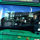 Reise- und Linienbusfahrer: 1797 Euro    Reaktionstests, Sehfähigkeit, Fitness: Auch Busfahrer müssen sich prüfen lassen, wenn auch nicht in so kurzen Abständen wie die Bahner. Trotzdem ein Beruf, der dem Lokführer nicht ganz unähnlich ist. Pendler und Reisende müssen sich auf seine Pünktlichkeit zu allen Tageszeiten verlassen können, und wenn es kracht, fühlt sich der Fahrer schlecht, egal, ob er Schuld trägt oder die Technik. Dafür gibt es im Tarifbereich Hamburg 1797 Euro. Allerdings ist Busfahrer kein mehrjähriger Lehrberuf.