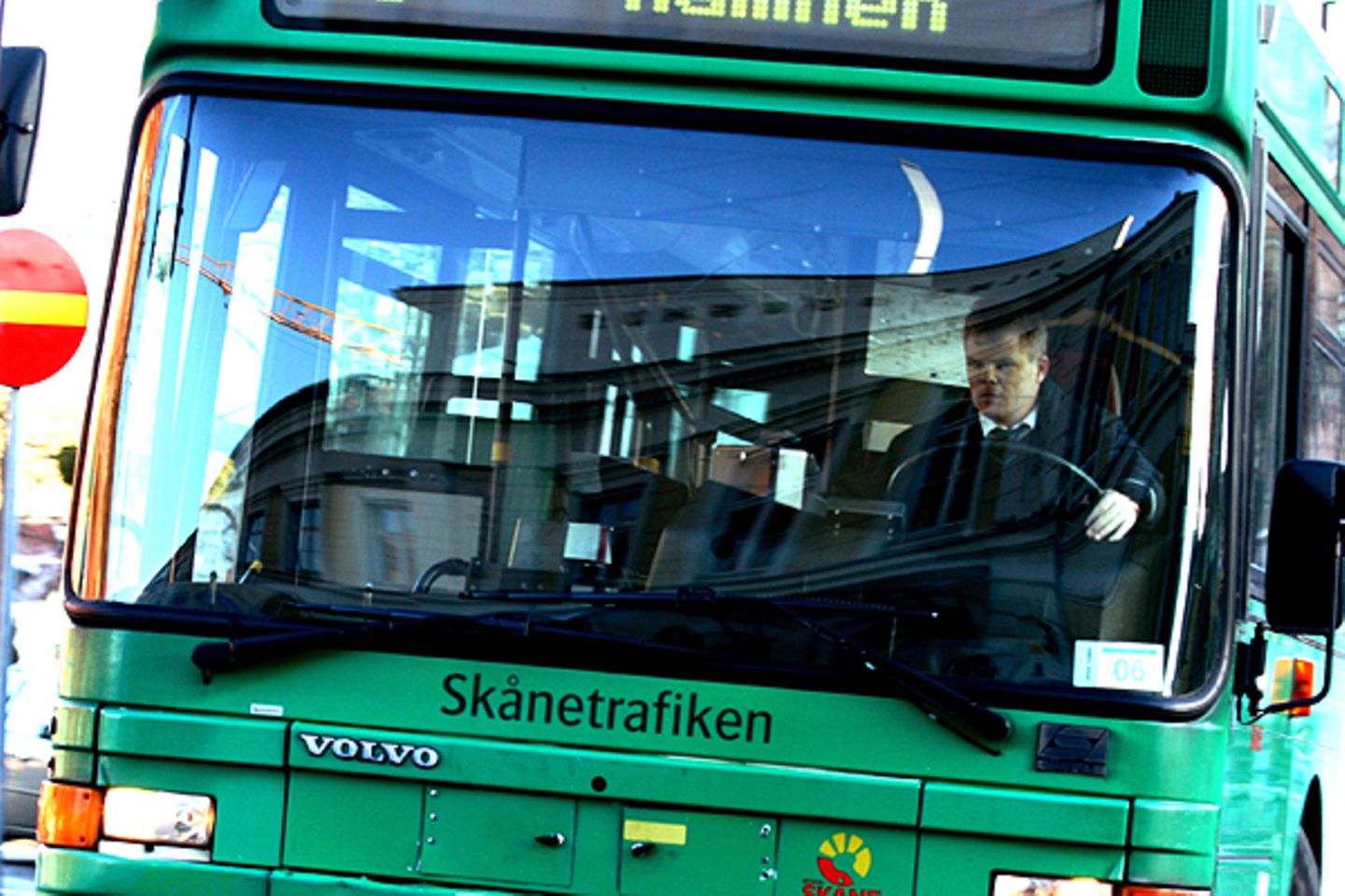 Berufe: Reise- und Linienbusfahrer: 1797 Euro Reaktionstests, Sehfähigkeit, Fitness: Auch Busfahrer müssen sich prüfen lassen, wenn auch nicht in so kurzen Abständen wie die Bahner. Trotzdem ein Beruf, der dem Lokführer nicht ganz unähnlich ist. Pendler und Reisende müssen sich auf seine Pünktlichkeit zu allen Tageszeiten verlassen können, und wenn es kracht, fühlt sich der Fahrer schlecht, egal, ob er Schuld trägt oder die Technik. Dafür gibt es im Tarifbereich Hamburg 1797 Euro. Allerdings ist Busfahrer kein mehrjähriger Lehrberuf. Reise- und Linienbusfahrer: 1797 Euro Reaktionstests, Sehfähigkeit, Fitness: Auch Busfahrer müssen sich prüfen lassen, wenn auch nicht in so kurzen Abständen wie die Bahner. Trotzdem ein Beruf, der dem Lokführer nicht ganz unähnlich ist. Pendler und Reisende müssen sich auf seine Pünktlichkeit zu allen Tageszeiten verlassen können, und wenn es kracht, fühlt sich der Fahrer schlecht, egal, ob er Schuld trägt oder die Technik. Dafür gibt es im Tarifbereich Hamburg 1797 Euro. Allerdings ist Busfahrer kein mehrjähriger Lehrberuf.