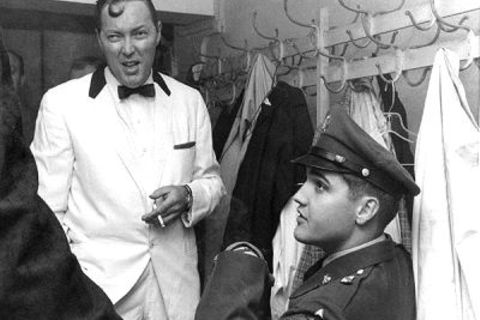 Gipfeltreffen: Elvis besucht während seines Wehrdienstes in Deutschland das Konzert seines Kollegen Bill Haley, der in Frankfurt a. M. auftrat