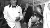 Gipfeltreffen: Elvis besucht während seines Wehrdienstes in Deutschland das Konzert seines Kollegen Bill Haley, der in Frankfurt a. M. auftrat