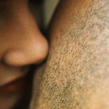 Ethnologen vermuten, dass Menschen schon seit Urzeiten knutschen. Dafür spricht, dass auch Schimpansen und Bonobos es tun. Warum wir küssen, untersucht die Bremer Kulturwissenschaftlerin Ingelore Ebberfeld, Autorin des Buches "Blondinen bevorzugt". Sie erklärt auch, was unsere Nase mit dem Küssen zu tun hat...