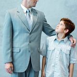 Achim aus Hamburg hat eine ganz andere Theorie: "Das machen überwiegend Männer mit HWG (häufig wechselnder Geschlechtsverkehr). Denn es könnte ihr Kind sein. Und die eigenen Kinder duzt man doch, oder?"