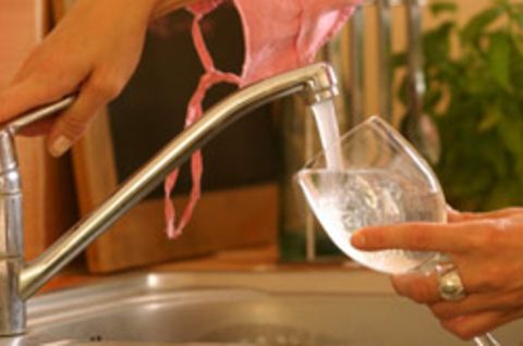 Den Wasserhahn aufdrehen, ein Glas darunter halten und trinken - für Osloer war dies in den vergangen Tagen gefährlich. Im Trinkwasser wurden Parasiten entdeckten