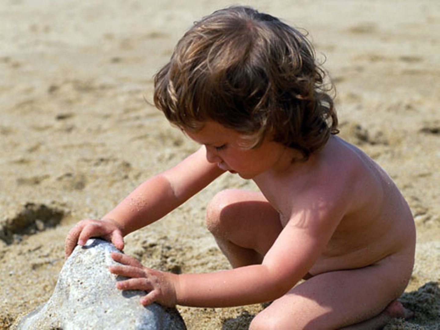 Nackt raus in die pralle Sonne - viele Eltern setzen ihre Kinder auf diese Weise einem hohen Hautkrebs-Risiko aus