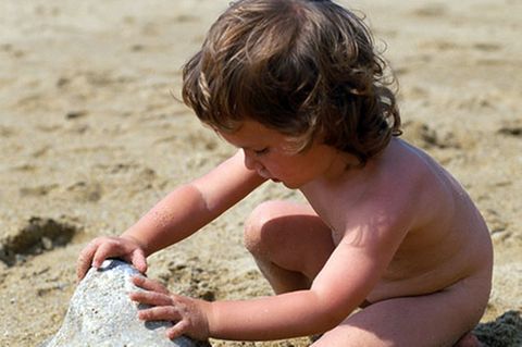 Nackt raus in die pralle Sonne - viele Eltern setzen ihre Kinder auf diese Weise einem hohen Hautkrebs-Risiko aus