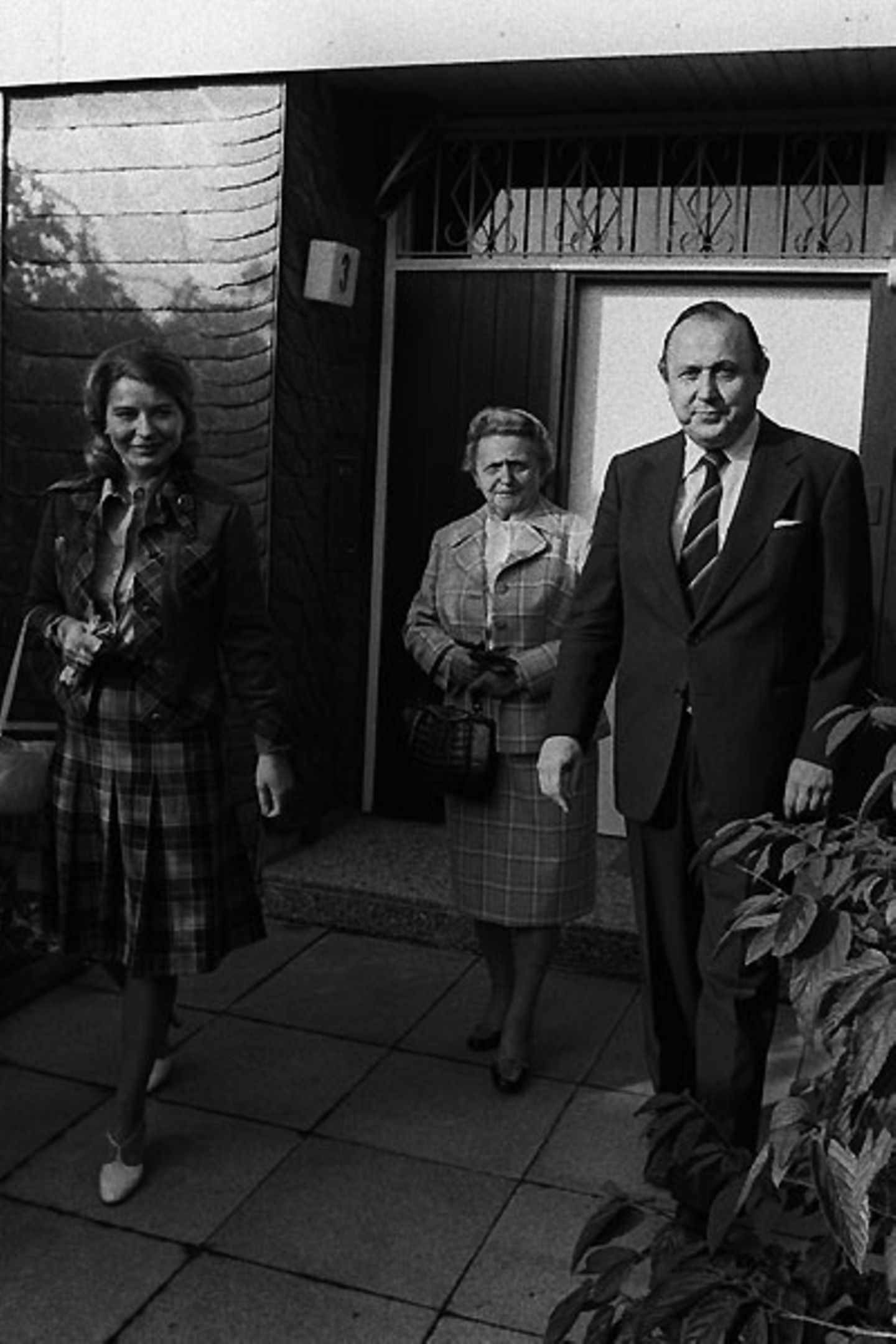 Hans-Dietrich und Barbara Genscher (links) vor ihrem Haus. Das Paar hatte im Oktober 1969 geheiratet, es war seine zweite Ehe.
