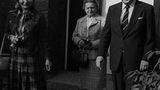 Hans-Dietrich und Barbara Genscher (links) vor ihrem Haus. Das Paar hatte im Oktober 1969 geheiratet, es war seine zweite Ehe.