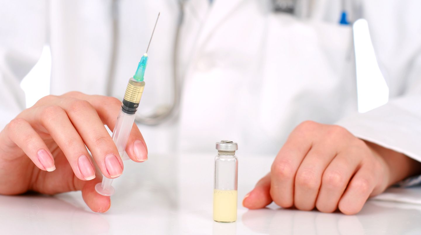 Vorsicht: Manche Impfstoffe werden auf der Basis von Pferdeserum gezüchtet. Vor einer Impfung sollten Sie Ihren Arzt auf die Allergie hinweisen und genau nach der Zusammensetzung des Impfstoffes fragen