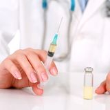 Vorsicht: Manche Impfstoffe werden auf der Basis von Pferdeserum gezüchtet. Vor einer Impfung sollten Sie Ihren Arzt auf die Allergie hinweisen und genau nach der Zusammensetzung des Impfstoffes fragen