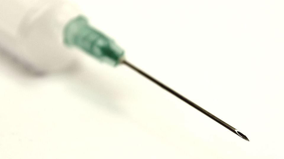 Durch die lange Nadel fließen Betäubungsmittel ins Rückgrat