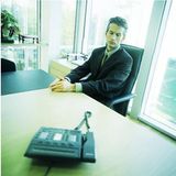 Wer kennt das nicht: Da verpasst man die S-Bahn oder steht wegen einem Unfall im Stau und schon schafft man es nicht mehr pünktlich ins Büro. Die meisten Chefs haben für so etwas Verständnis, erwarten jedoch, dass man die Verspätung rechtzeitig im Büro meldet. Aber wie soll man das Büro erreichen, wenn man an der Haltestelle wartet oder mitten im Stadtverkehr feststeckt?