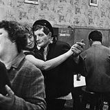 Die Aufnahmen sind weder voyeuristisch noch gestellt. Sie zeigen einfach nur, wie die Menschen sich damals im "Café Lehmitz" vergnügt haben. Es ist zugleich das Porträt eines sozialen Milieus, das es so heute nicht mehr gibt.