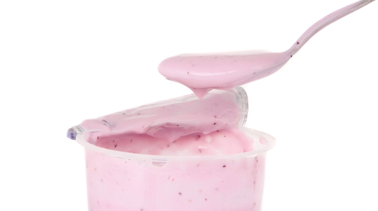 Ein Fruchtjoghurt muss mindestens sechs Prozent Frischfrucht enthalten. Bei einem Becher mit 150 Gramm sind das nur 9 Gramm Frucht - weniger als eine halbe Erdbeere