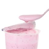 Ein Fruchtjoghurt muss mindestens sechs Prozent Frischfrucht enthalten. Bei einem Becher mit 150 Gramm sind das nur 9 Gramm Frucht - weniger als eine halbe Erdbeere
