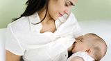 Stillen stärkt die Kaumuskulatur des Babys und regt die Entwicklung des Kieferknochens und der Muskeln an. Um an die Muttermilch heranzukommen, muss der Säugling kräftig die gesamte Mundregion und den Kiefer bewegen. Wenn Sie nicht stillen und Ihrem Kind die Flasche geben, achten Sie auf den Flaschensauger: Er sollte dem Säugling starkes Saugen abverlangen, damit die Kaumuskulatur gestärkt wird