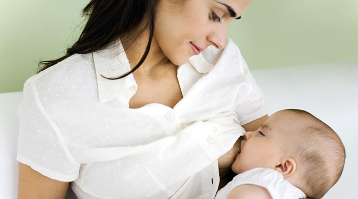 Stillen stärkt die Kaumuskulatur des Babys und regt die Entwicklung des Kieferknochens und der Muskeln an. Um an die Muttermilch heranzukommen, muss der Säugling kräftig die gesamte Mundregion und den Kiefer bewegen. Wenn Sie nicht stillen und Ihrem Kind die Flasche geben, achten Sie auf den Flaschensauger: Er sollte dem Säugling starkes Saugen abverlangen, damit die Kaumuskulatur gestärkt wird
