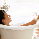 Keine Panik bei akutem Kreuzweh! Meist sind Rückenschmerzen harmlos. Beruhigen Sie die Leidgeplagte mit ein paar aufmunternden Worten. Und lassen Sie ihr ein warmes Bad ein. Das entspannt.