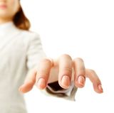 Halten Sie die Fingernägel kurz. Die Haut wird so weniger verletzt